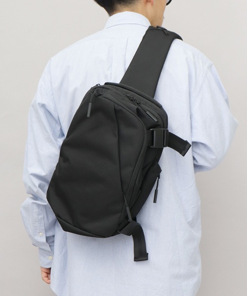 NAUTICA（ノーティカ）の「CORDURAポリエステル マグネットバックル 縦型 スリングバッグ ボディバッグ 大容量 スリーブポケット付き（ボディバッグ/ウエストポーチ・メンズ・ブラック・FREE）」の3枚目の写真