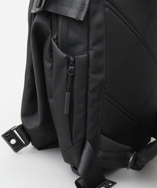 NAUTICA（ノーティカ）の「CORDURAポリエステル マグネットバックル 縦型 スリングバッグ ボディバッグ 大容量 スリーブポケット付き（ボディバッグ/ウエストポーチ・メンズ・ブラック・FREE）」の18枚目の写真
