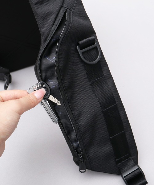 NAUTICA（ノーティカ）の「CORDURAポリエステル マグネットバックル 縦型 スリングバッグ ボディバッグ 大容量 スリーブポケット付き（ボディバッグ/ウエストポーチ・メンズ・ブラック・FREE）」の20枚目の写真