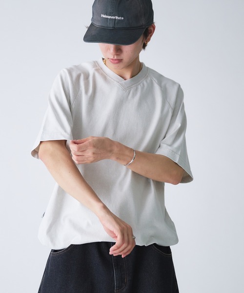 Adoon plain(アドーンプレーン)の「VINTAGE LIKE SHALLOW V-NECK DRAWCORD T-SHIRT / ビンテージライク浅VネックドローコードTシャツ(Tシャツ/カットソー・メンズ・グレー/ブラック/アイボリー・MEDIUM/LARGE)」の4枚目の写真