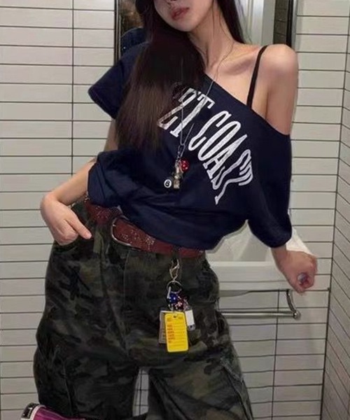 Songe(ソンジュ)の「ロゴプリントワンショルダー半袖Tシャツ(Tシャツ/カットソー・レディース・ネイビー/ブラック・M/L)」の2枚目の写真