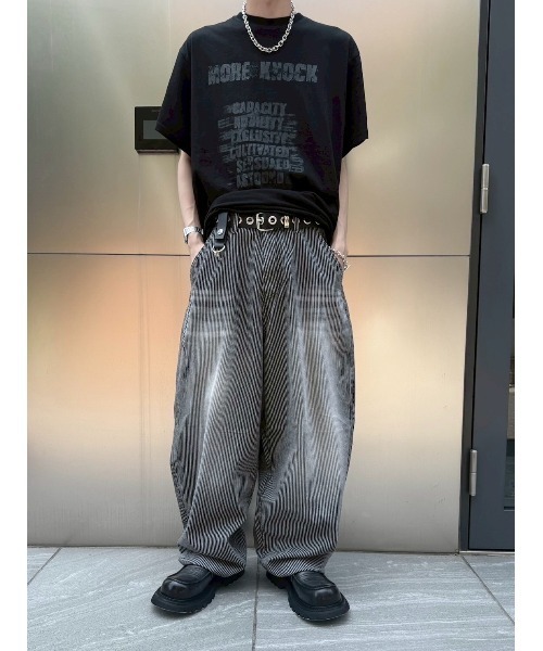 Never mind the XU / Chikashitsu+（ネバーマインド ザ エックスユー / チカシツプラス）の「【nmtc+】stripe wash wide denim pants / 【エヌエムティーシープラス】ストライプボーダーウォッシュワイドデニムパンツ（デニムパンツ・メンズ・ブラック/ブルー・L/M/S）」の15枚目の写真