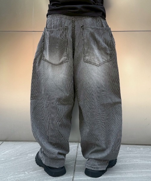 Never mind the XU / Chikashitsu+（ネバーマインド ザ エックスユー / チカシツプラス）の「【nmtc+】stripe wash wide denim pants / 【エヌエムティーシープラス】ストライプボーダーウォッシュワイドデニムパンツ（デニムパンツ・メンズ・ブラック/ブルー・L/M/S）」の19枚目の写真