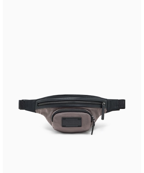 ARMANI EXCHANGE(アルマーニエクスチェンジ)の「【A|X アルマーニ エクスチェンジ】ロゴパッチ ボディバッグ/ウエストバッグ(ボディバッグ/ウエストポーチ・メンズ・チャコールグレー×ブラック・FREE)」の6枚目の写真