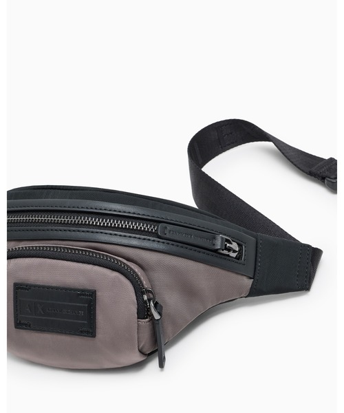 ARMANI EXCHANGE(アルマーニエクスチェンジ)の「【A|X アルマーニ エクスチェンジ】ロゴパッチ ボディバッグ/ウエストバッグ(ボディバッグ/ウエストポーチ・メンズ・チャコールグレー×ブラック・FREE)」の3枚目の写真