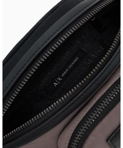 ARMANI EXCHANGE(アルマーニエクスチェンジ)の「【A|X アルマーニ エクスチェンジ】ロゴパッチ ボディバッグ/ウエストバッグ(ボディバッグ/ウエストポーチ・メンズ・チャコールグレー×ブラック・FREE)」の2枚目の写真