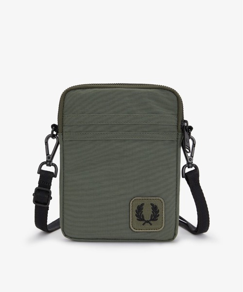 FRED PERRY(フレッドペリー)の「Nylon Badge Small Side Bag/ナイロンバッジサイドバッグ(ボディバッグ/ウエストポーチ・メンズ・ブラック/ダークカーキ・ONE SIZE)」の1枚目の写真