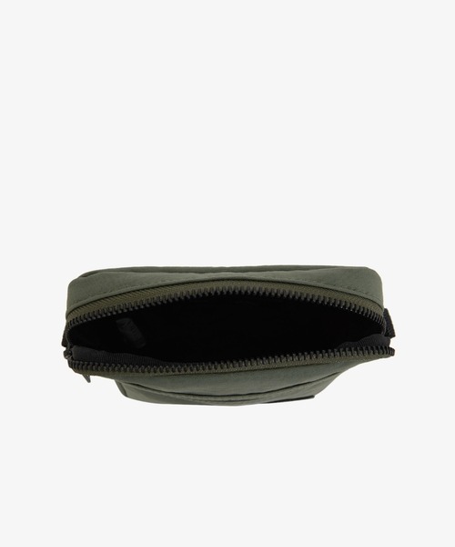 FRED PERRY(フレッドペリー)の「Nylon Badge Small Side Bag/ナイロンバッジサイドバッグ(ボディバッグ/ウエストポーチ・メンズ・ブラック/ダークカーキ・ONE SIZE)」の6枚目の写真