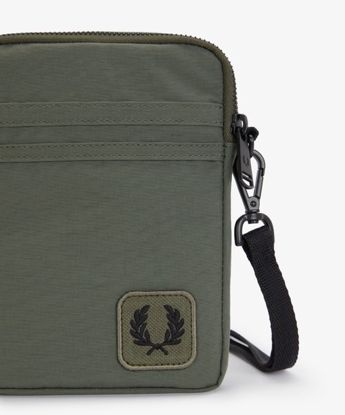 FRED PERRY(フレッドペリー)の「Nylon Badge Small Side Bag/ナイロンバッジサイドバッグ(ボディバッグ/ウエストポーチ・メンズ・ブラック/ダークカーキ・ONE SIZE)」の3枚目の写真