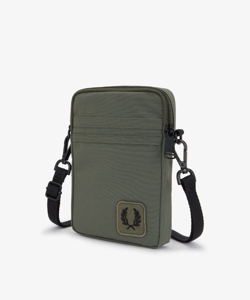FRED PERRY(フレッドペリー)の「Nylon Badge Small Side Bag/ナイロンバッジサイドバッグ(ボディバッグ/ウエストポーチ・メンズ・ブラック/ダークカーキ・ONE SIZE)」の4枚目の写真