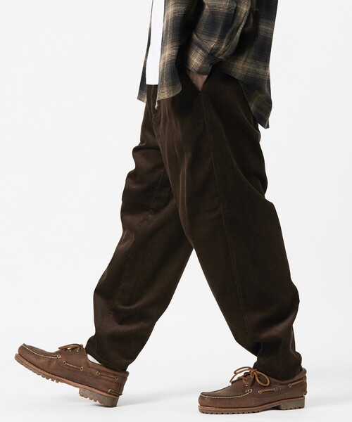 FREAK'S STORE（フリークスストア）の「限定展開 ワイドシルエット コーデュロイ カーブパンツ / テーパードシルエット（その他パンツ・メンズ・ブラウン/ベージュ/ブラック/チャコールグレー・LARGE/MEDIUM/SMALL）」の4枚目の写真