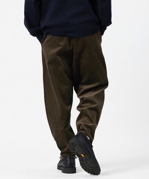 FREAK'S STORE（フリークスストア）の「限定展開 ワイドシルエット コーデュロイ カーブパンツ / テーパードシルエット（その他パンツ・メンズ・ブラウン/ベージュ/ブラック/チャコールグレー・LARGE/MEDIUM/SMALL）」の17枚目の写真