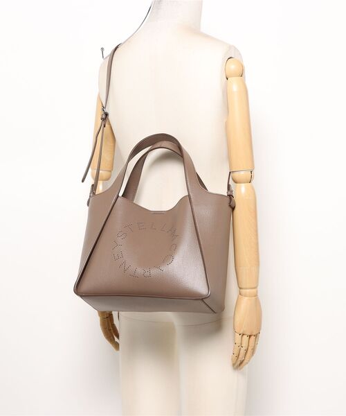 STELLA McCARTNEY（ステラマッカートニー）の「Logo Crossbody Tote Bag / ロゴ クロスボディ トートバッグ（トートバッグ・レディース・アッシュブラウン・ONE SIZE）」の7枚目の写真