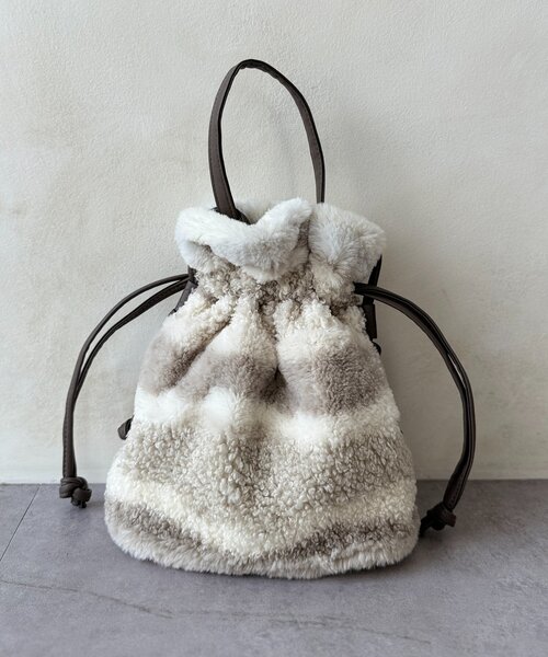 Chez toi（シェトワ）の「巾着2WAYファーショルダー（ショルダーバッグ・レディース・グレー/チャコールグレー/グレー系その他/ホワイト系その他・FREE）」の4枚目の写真