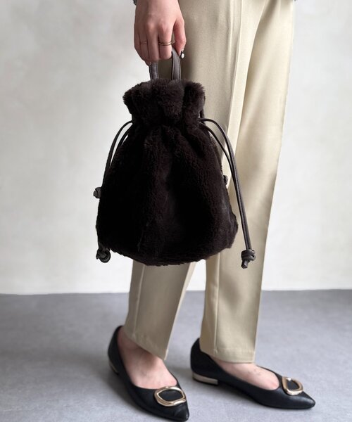 Chez toi（シェトワ）の「巾着2WAYファーショルダー（ショルダーバッグ・レディース・グレー/チャコールグレー/グレー系その他/ホワイト系その他・FREE）」の2枚目の写真