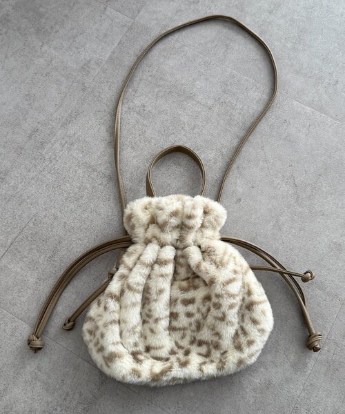 Chez toi（シェトワ）の「巾着2WAYファーショルダー（ショルダーバッグ・レディース・グレー/チャコールグレー/グレー系その他/ホワイト系その他・FREE）」の11枚目の写真