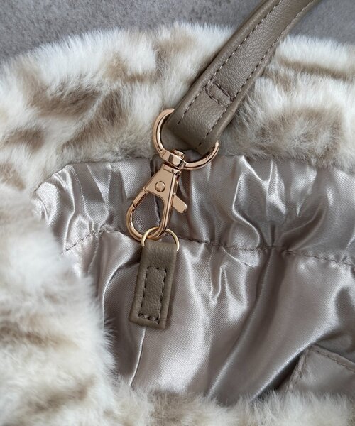 Chez toi（シェトワ）の「巾着2WAYファーショルダー（ショルダーバッグ・レディース・グレー/チャコールグレー/グレー系その他/ホワイト系その他・FREE）」の9枚目の写真