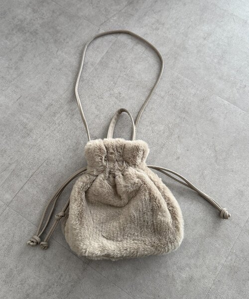 Chez toi（シェトワ）の「巾着2WAYファーショルダー（ショルダーバッグ・レディース・グレー/チャコールグレー/グレー系その他/ホワイト系その他・FREE）」の6枚目の写真