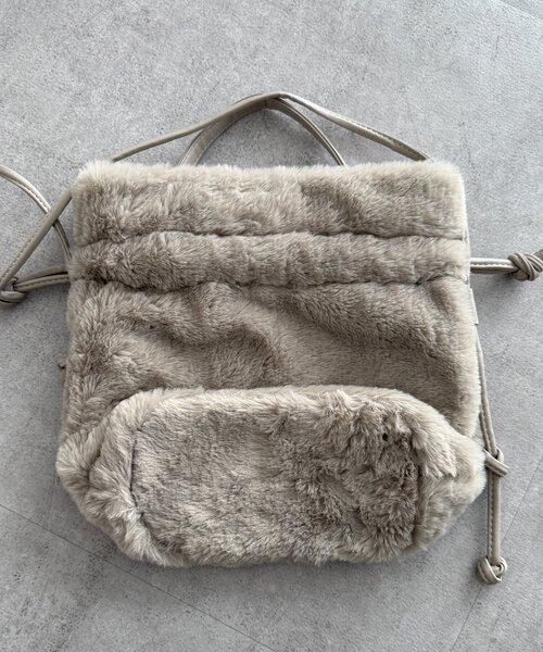 Chez toi（シェトワ）の「巾着2WAYファーショルダー（ショルダーバッグ・レディース・グレー/チャコールグレー/グレー系その他/ホワイト系その他・FREE）」の5枚目の写真
