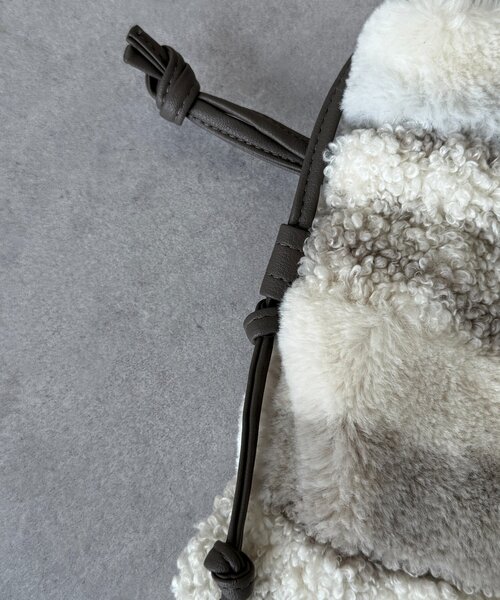 Chez toi（シェトワ）の「巾着2WAYファーショルダー（ショルダーバッグ・レディース・グレー/チャコールグレー/グレー系その他/ホワイト系その他・FREE）」の17枚目の写真