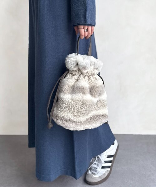 Chez toi（シェトワ）の「巾着2WAYファーショルダー（ショルダーバッグ・レディース・グレー/チャコールグレー/グレー系その他/ホワイト系その他・FREE）」の13枚目の写真