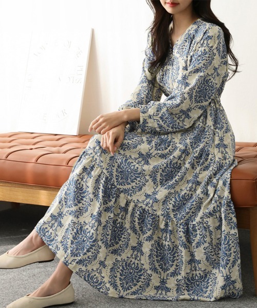 ReRe(リリ)の「花柄×ウエストギャザーVネックロングワンピース(ワンピース・レディース・ブルー・LARGE/X-LARGE)」の1枚目の写真