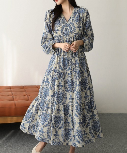 ReRe(リリ)の「花柄×ウエストギャザーVネックロングワンピース(ワンピース・レディース・ブルー・LARGE/X-LARGE)」の2枚目の写真