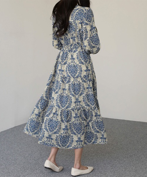 ReRe(リリ)の「花柄×ウエストギャザーVネックロングワンピース(ワンピース・レディース・ブルー・LARGE/X-LARGE)」の5枚目の写真