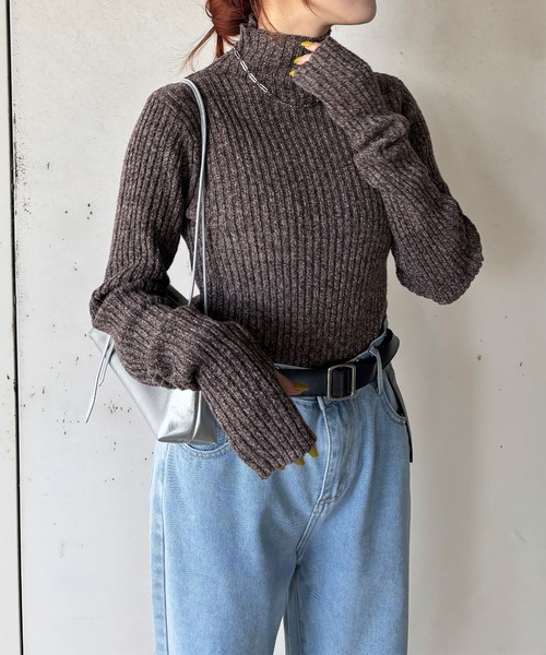 ISOOK（アイスー）の「【ISOOK / アイスー】ウォーマータートルリブセーター / 指穴 サムホール フィンガーホール リブニット ハイネック ミドル丈 ロングスリーブ 長袖 ミックスニット アイボリー チャコール ブラウン ZOZOTOWN限定（ニット/セーター・レディース・アイボリー/チャコール/ブラウン・FREE）」の4枚目の写真