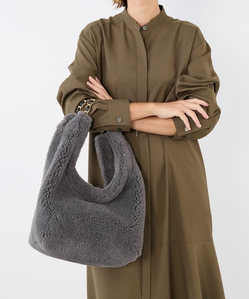 VIOLAd'ORO(ヴィオラドーロ)の「【VIOLAd'ORO】ELMO-ボアムートンチェーンバッグ(ショルダーバッグ・レディース・ダークグレー・FREE)」の1枚目の写真