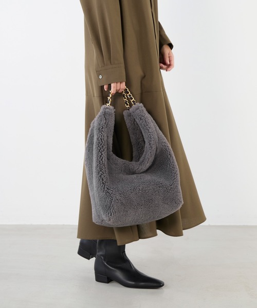 VIOLAd'ORO(ヴィオラドーロ)の「【VIOLAd'ORO】ELMO-ボアムートンチェーンバッグ(ショルダーバッグ・レディース・ダークグレー・FREE)」の3枚目の写真