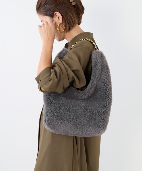 VIOLAd'ORO(ヴィオラドーロ)の「【VIOLAd'ORO】ELMO-ボアムートンチェーンバッグ(ショルダーバッグ・レディース・ダークグレー・FREE)」の6枚目の写真