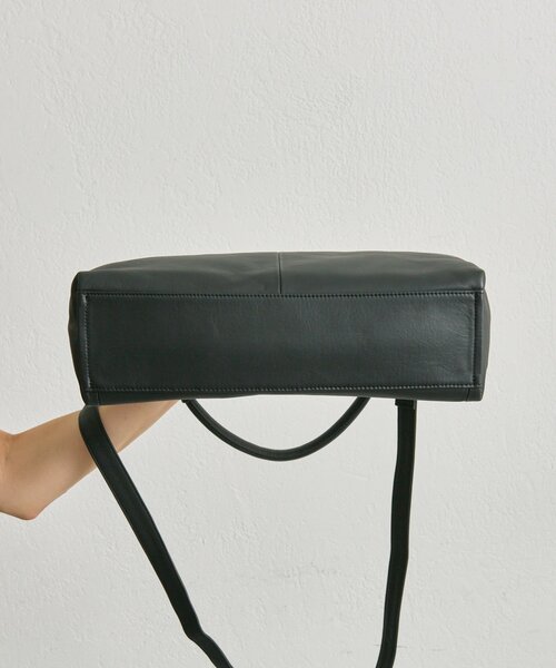 ear PAPILLONNER（イアパピヨネ）の「《本革/A4サイズ対応》2wayスクエアショルダーバッグ（ショルダーバッグ・レディース・ブラック・FREE）」の5枚目の写真