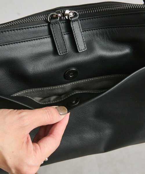 ear PAPILLONNER（イアパピヨネ）の「《本革/A4サイズ対応》2wayスクエアショルダーバッグ（ショルダーバッグ・レディース・ブラック・FREE）」の6枚目の写真