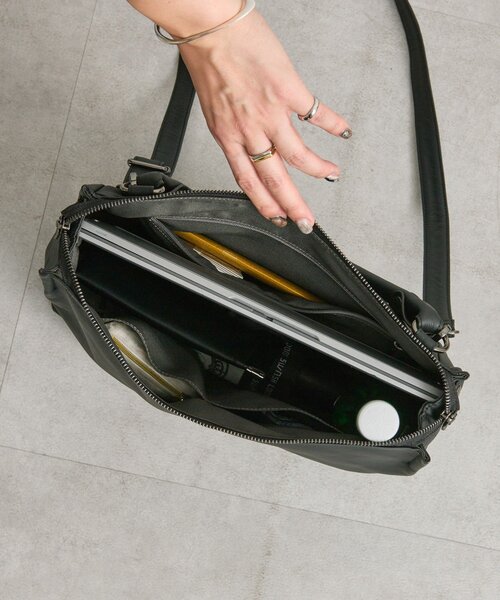 ear PAPILLONNER（イアパピヨネ）の「《本革/A4サイズ対応》2wayスクエアショルダーバッグ（ショルダーバッグ・レディース・ブラック・FREE）」の9枚目の写真