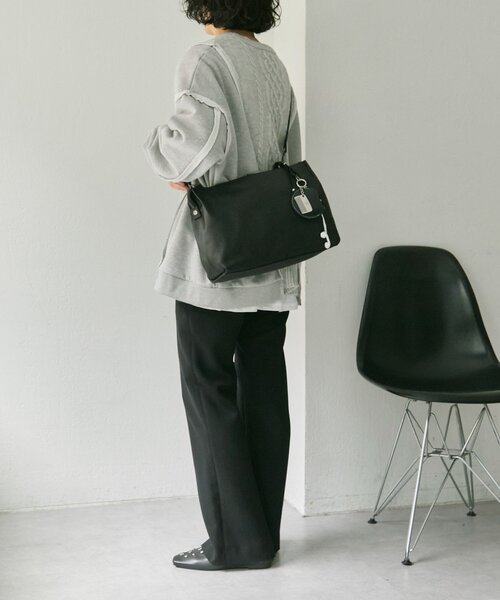 ear PAPILLONNER（イアパピヨネ）の「《本革/A4サイズ対応》2wayスクエアショルダーバッグ（ショルダーバッグ・レディース・ブラック・FREE）」の11枚目の写真