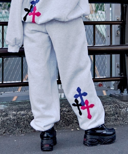 SILVER BULLET(シルバーバレット)の「『CavariA/キャバリア』極太糸クロス刺繍パンツ(スウェットパンツ・メンズ・グレー/ブラック・L/M)」の1枚目の写真