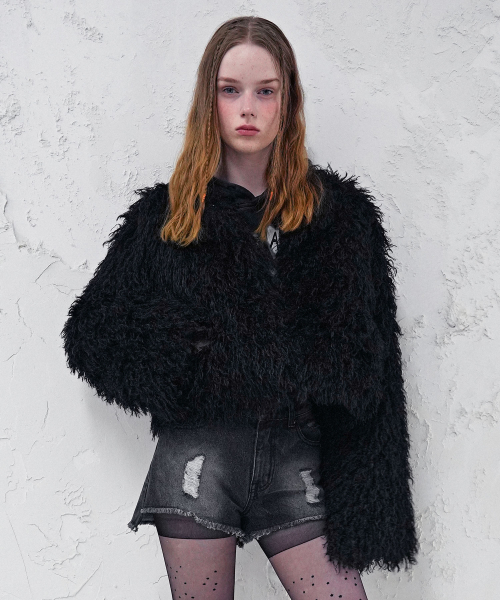 AVANDRESS（アバンドレス ）の「Crop Teddy Fur Jacket BROWN（ムートンコート・レディース・ブラウン・MEDIUM/SMALL）」の4枚目の写真