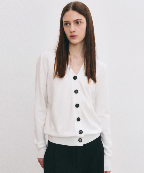 NICK&NICOLE(ニックアンドニコール)の「MINIMAL V NECK BUTTERFLY CARDIGAN_IVORY(カーディガン/ボレロ・レディース・その他・FREE)」の1枚目の写真