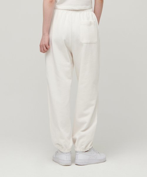 MUSINSA STANDARD WOMAN（ムシンサスタンダードウーマン）の「レディースリラックススウェットパンツ【クリーム】（スウェットパンツ・レディース・その他・SMALL/MEDIUM/LARGE/X-SMALL）」の2枚目の写真