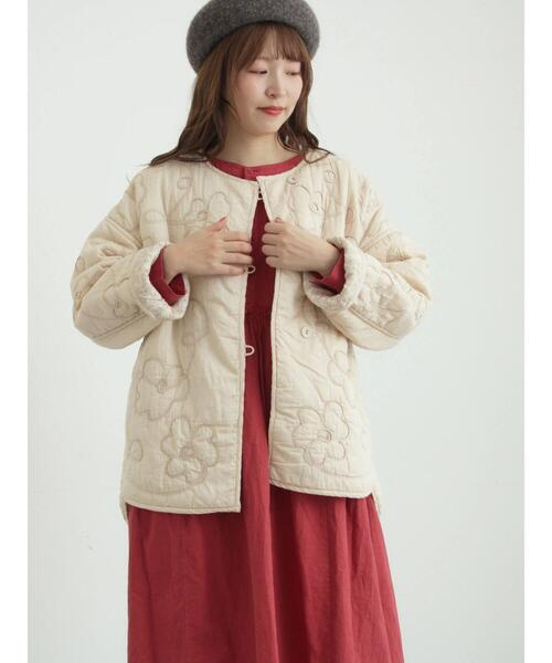 TSUHARU by Samansa Mos2(ツハルバイサマンサモスモス)の「コード刺繍フラワー柄裏地キルトジャケット(ノーカラージャケット・レディース・キナリ/レッド/ブラック・F)」の2枚目の写真
