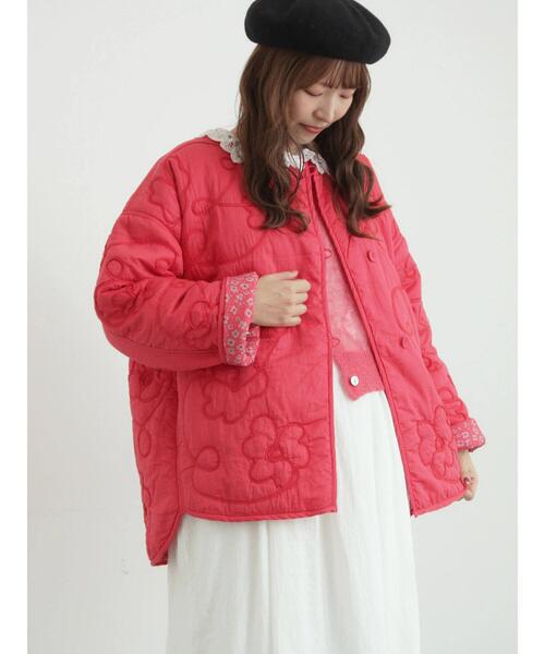 TSUHARU by Samansa Mos2(ツハルバイサマンサモスモス)の「コード刺繍フラワー柄裏地キルトジャケット(ノーカラージャケット・レディース・キナリ/レッド/ブラック・F)」の4枚目の写真