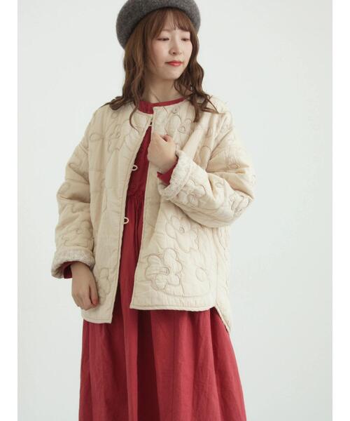 TSUHARU by Samansa Mos2(ツハルバイサマンサモスモス)の「コード刺繍フラワー柄裏地キルトジャケット(ノーカラージャケット・レディース・キナリ/レッド/ブラック・F)」の21枚目の写真