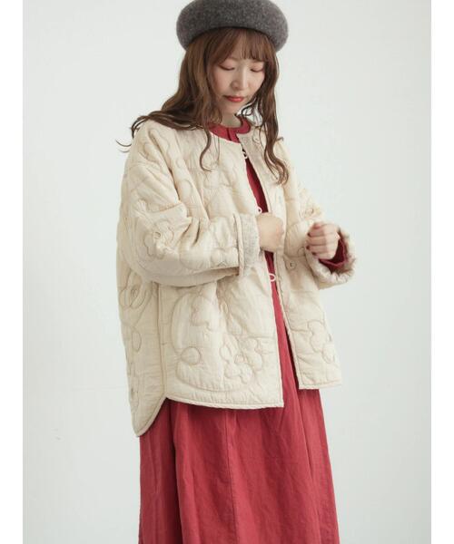 TSUHARU by Samansa Mos2(ツハルバイサマンサモスモス)の「コード刺繍フラワー柄裏地キルトジャケット(ノーカラージャケット・レディース・キナリ/レッド/ブラック・F)」の22枚目の写真