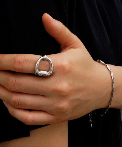 ieLS（イエルズ）の「金属アレルギー対応「ieLS」ステンレス　バックルモチーフ フリーリング（リング・メンズ・ゴールド/シルバー・FREE）」の2枚目の写真