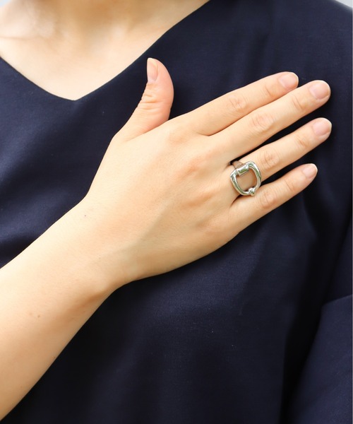 ieLS（イエルズ）の「金属アレルギー対応「ieLS」ステンレス　バックルモチーフ フリーリング（リング・メンズ・ゴールド/シルバー・FREE）」の18枚目の写真