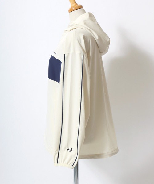 Champion（チャンピオン）の「Champion（チャンピオン）UVカット ストレッチ ブルゾンパーカー/ライトアウター/リラックスフィット（マウンテンパーカー・レディース・アイボリー/グレイッシュベージュ/グレイッシュブルー・M/L）」の17枚目の写真