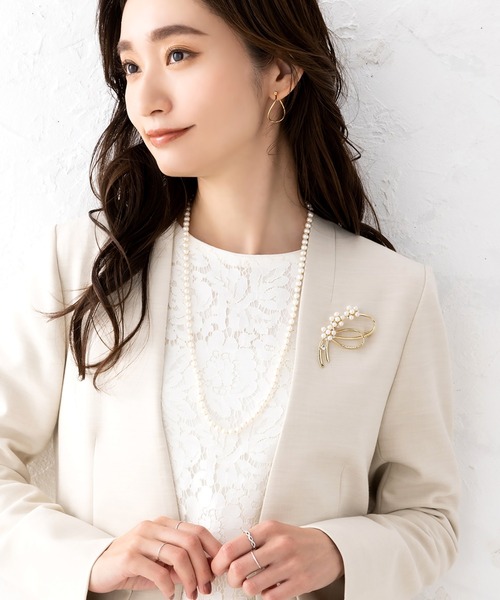 Cream dot.(クリームドット)の「【金属アレルギー対応】小粒ビジュー×パールの上品ラインブローチ(ブローチ/コサージュ・レディース・シルバー/ゴールド・ONE SIZE)」の4枚目の写真