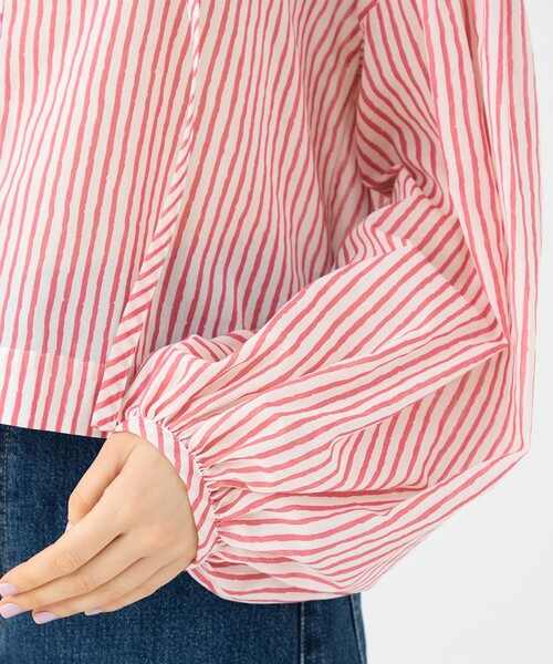 SOULEIADO（ソレイアード）の「コットンボイルプリント ギャザーブラウス（シャツ/ブラウス・レディース・ネイビー/ピンク系その他・36）」の3枚目の写真