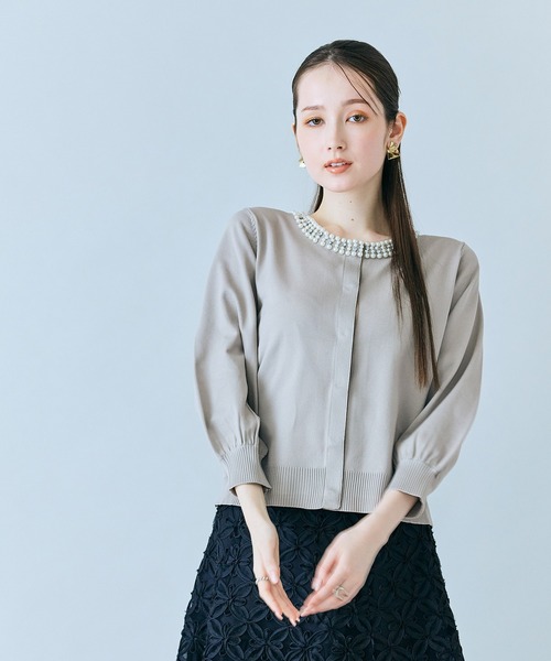 Audie a Muses（オーディアミューズ）の「襟ぐりパールビジュー付きカーディガン（カーディガン/ボレロ・レディース・ベージュ/ブラック/オフホワイト・38/42）」の3枚目の写真